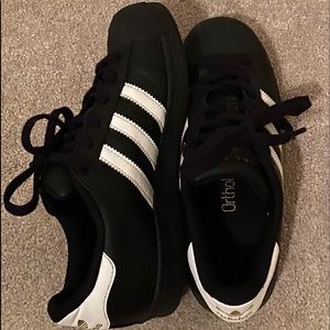 Unisex Black Adidas superstars 4 1/2